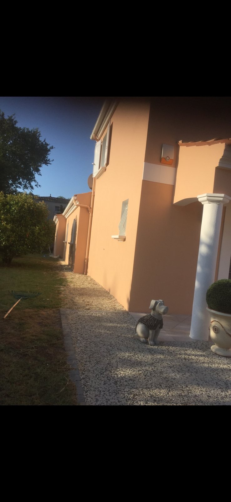 Façade de maison peinte dans un ton saumon avec colonne d'entrée, Deux-Sèvres
