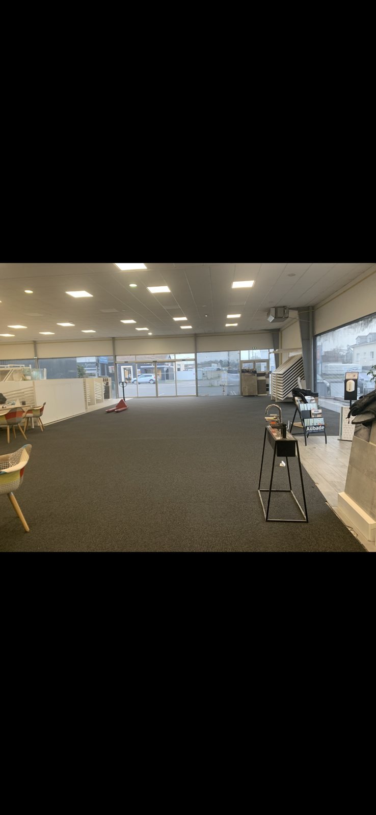 Moquette grise posée dans un magasin en Deux-Sèvres