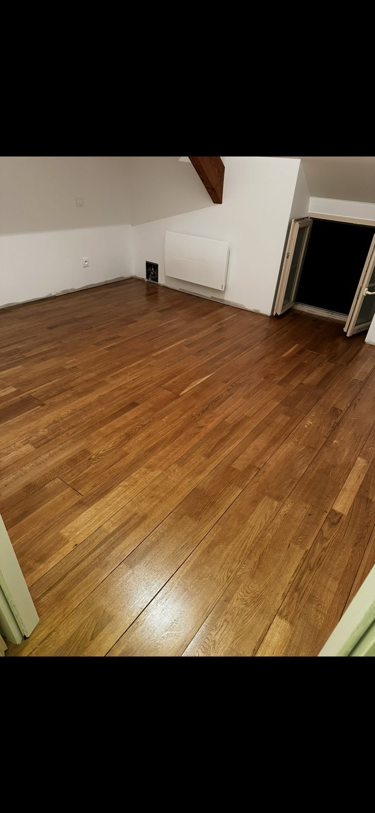 Pièce avec parquet bois foncé posé en Deux-Sèvres