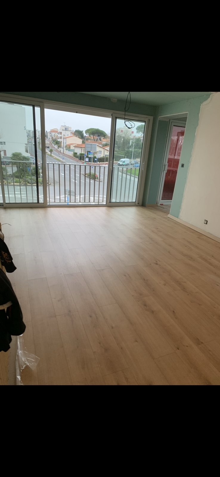 Sol PVC bois clair posé dans un local commercial en Deux-Sèvres