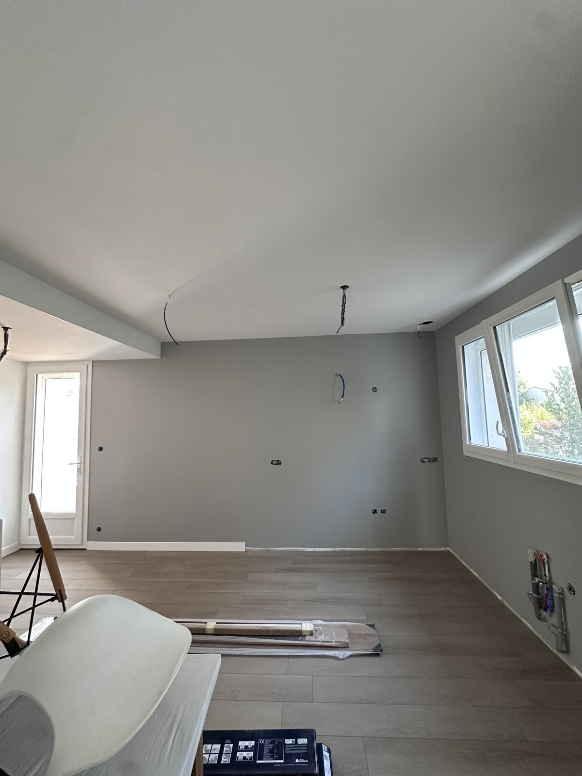 Pièce sous pente avec sol PVC gris posé en Deux-Sèvres