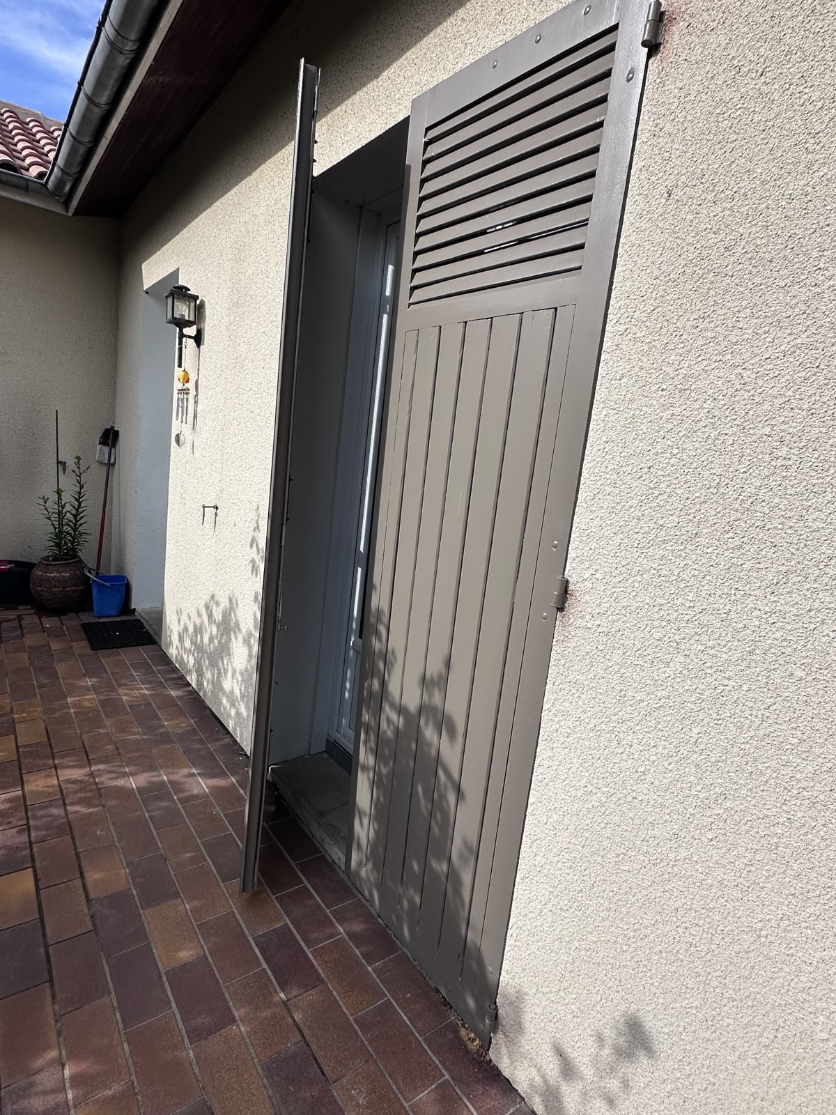 Persiennes et volets repeints en gris après remise en peinture en Deux-Sèvres